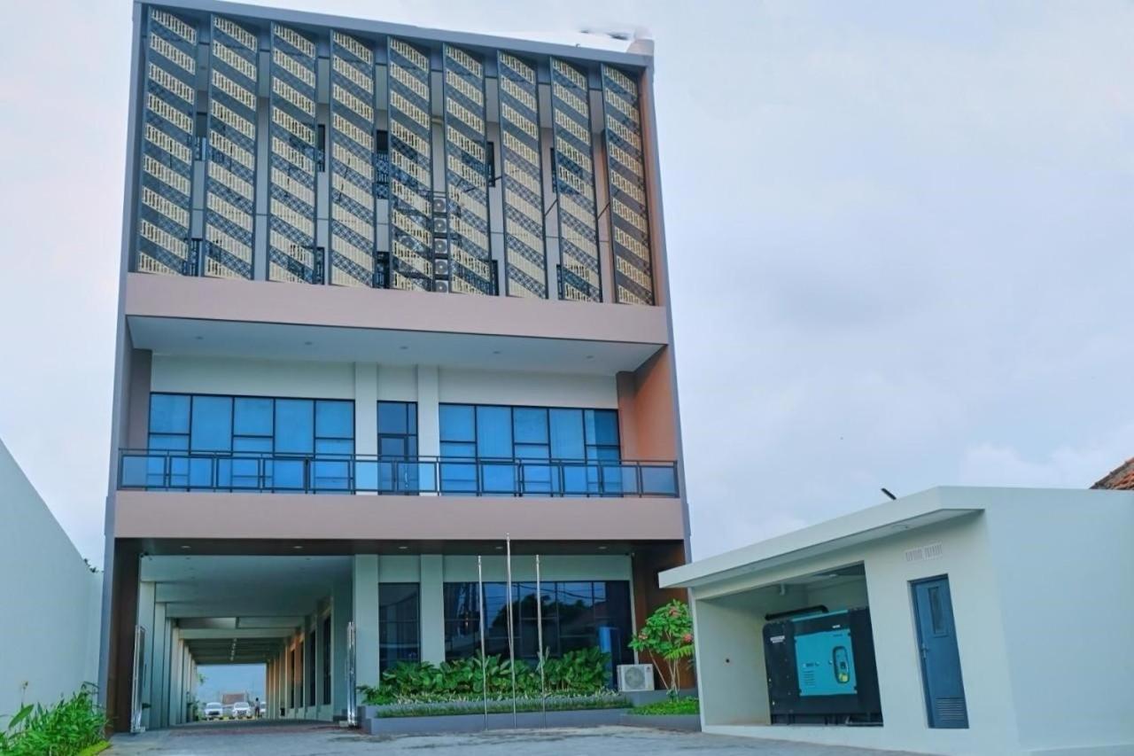 Front One Hotel Gombong Gombong  Exterior foto