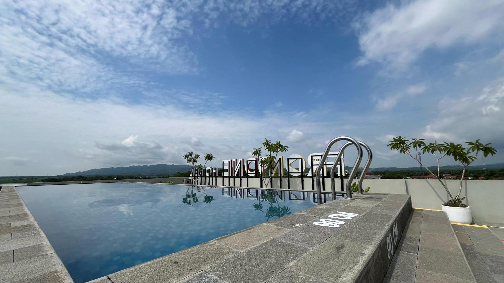 Front One Hotel Gombong Gombong  Exterior foto